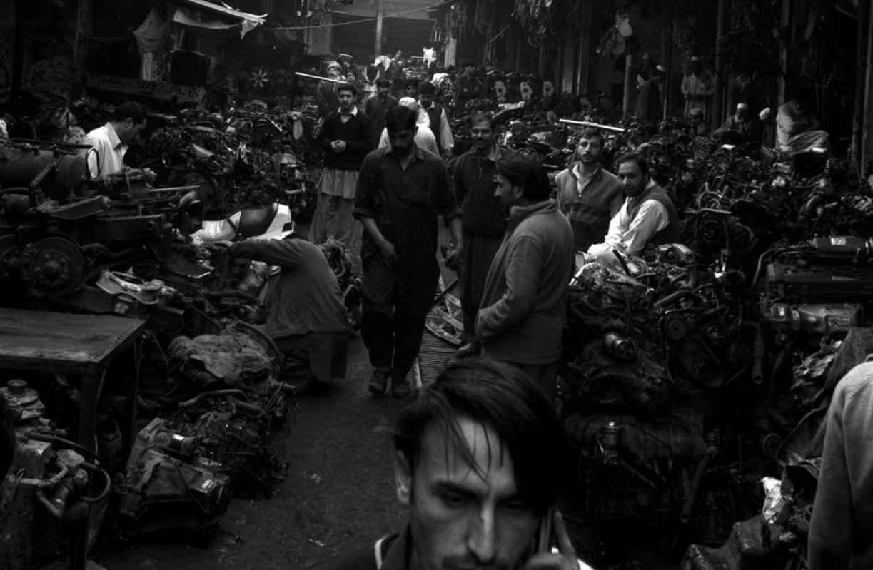 Plastik Atık, Göç ve Görünmeyen Emek: Küresel Bir Adalet Meselesi - Adnan Khan ile söyleşi